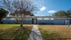 una casa con un albero nel cortile anteriore di Ocean View Splendor a Corpus Christi Altre 51 foto