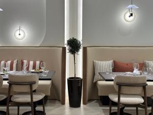 Area soggiorno di King Jason Paphos - Designed for Adults by Louis Hotels