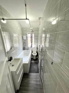 Koupelna v ubytování Westbridgeford Luxury Apartments