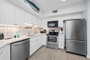 Η κουζίνα ή μικρή κουζίνα στο Bluewater 1103