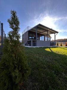 El edificio en el que está la casa vacacional