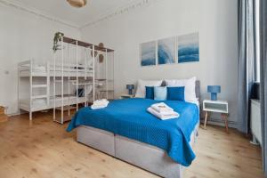 Postel nebo postele na pokoji v ubytování Moderne Ambient Apartments direkt in der Lübecker Altstadt