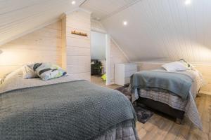 a bedroom with two beds in a attic at Villa Hiili in Sonkajärvi