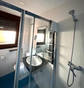 Koupelna v ubytování Hotel Molina Real + 37 fotografií