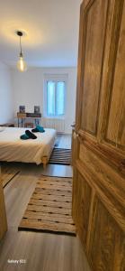 una camera da letto con un letto e una porta di legno di Maison Quenza Corse-du-Sud a Quenza