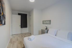Postel nebo postele na pokoji v ubytování Excellent 4 Bedroom in Griffintown Downtown MTL