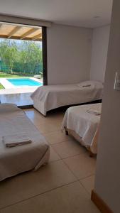 Zimmer mit 3 Betten und Pool in der Unterkunft Laderas de Chacras vista montaña en Barrio privado in Ciudad Lujan de Cuyo