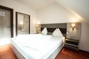 Postel nebo postele na pokoji v ubytování Landhotel Zellerhof