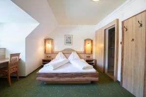 Postel nebo postele na pokoji v ubytování Landhotel Zellerhof