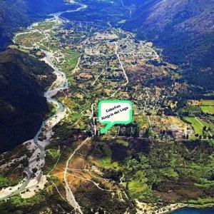 una vista aérea de una ciudad con una señal verde en Cabañas Alegría del Lago, en Lago Puelo