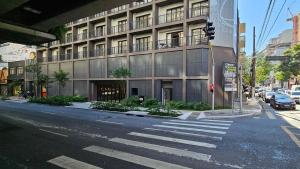 un edificio su una strada cittadina con un passaggio pedonale di Studios modernos e luxuosos na Vila Buarque com piscina no Rooftop a San Paolo