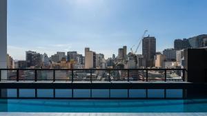 vista sulla città dall'ultimo piano di un edificio di Studios modernos e luxuosos na Vila Buarque com piscina no Rooftop a San Paolo