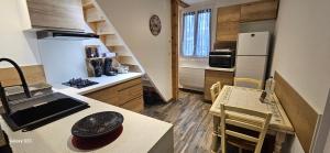 una piccola cucina con lavello e frigorifero di Maison Quenza Corse-du-Sud a Quenza