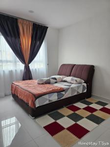 un dormitorio con una cama y una ventana en Homestay T'Sya, Batu Buruk, en Kuala Terengganu