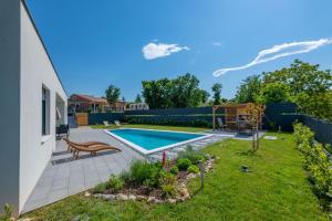 NedeščinaにあるVilla The Pool House, a lush modern villa with a poolの裏庭(スイミングプール、フェンス付)