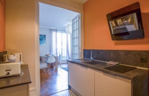 Balcon sur le lac في أنِسي: مطبخ مع حوض وطاولة عمل