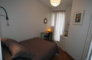 Balcon sur le lac في أنِسي: غرفة نوم بها سرير وطاولة ونافذة +16 صورة