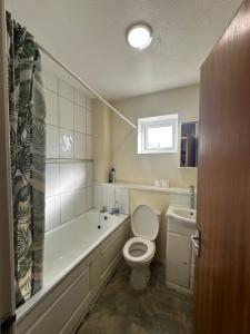 Bilik mandi di Spacious Double Room Near ExCeL London +25 gambar