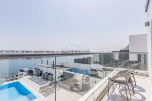 Kolam renang di atau dekat dengan Pool and Sea Views 4BR and Maids Room Villa with Private Pool, Kid's Pool and BBQ Facility, Sharm - Al Dana Villa, Al Dana Island by Deluxe Holiday Homes