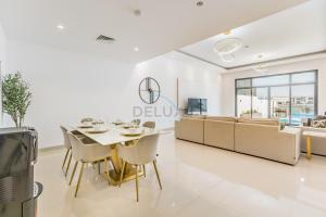 Televisyen dan/atau pusat hiburan di Pool and Sea Views 4BR and Maids Room Villa with Private Pool, Kid's Pool and BBQ Facility, Sharm - Al Dana Villa, Al Dana Island by Deluxe Holiday Homes