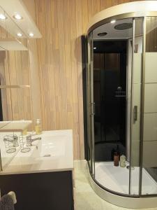 Bilik mandi di House with pool Ideal for 8 guests