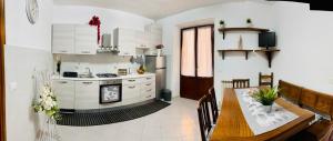 a kitchen and dining room with a table and a dining room at La casa dar braschi in Il Prato