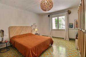 Robion en LuberonにあるLe Mas Rose Théのベッドと大きな窓のある寝室