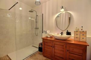 Robion en LuberonにあるLe Mas Rose Théの洗面台と鏡付きシャワーを備えたバスルーム +15枚の写真