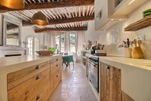 Robion en LuberonにあるLe Mas Rose Théの大きなキッチン(木製キャビネット、カウンタートップ付)