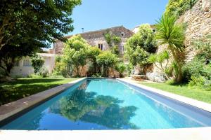 Robion en LuberonにあるLe Mas Rose Théの家の庭にあるプール