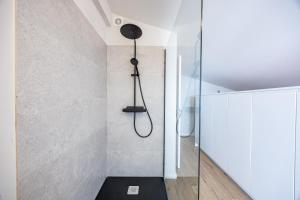 eine Dusche im Bad mit Glaswand in der Unterkunft Palm Breeze Loft in Estreito da Calheta + 26 Fotos