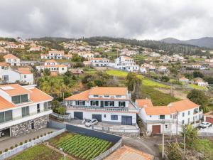 eine Luftansicht einer Stadt mit weißen Häusern in der Unterkunft Palm Breeze Loft in Estreito da Calheta