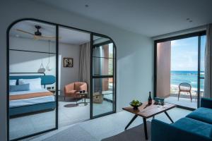 une chambre avec un lit et une vue sur l'océan dans l'établissement Harmony Boutique Resort - Adults oriented, à Georgioúpoli