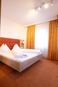 Postel nebo postele na pokoji v ubytování Landhotel Zellerhof
