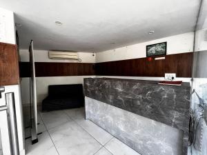 TV a/nebo společenská místnost v ubytování Karuna Hotel