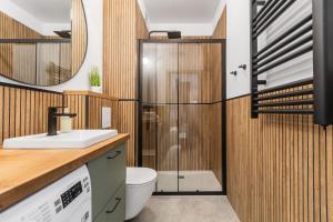 Koupelna v ubytování APARTAMENTY MIERZEJA STEGNA PARK II - 500 m od plaży, Przyjazne zwierzętom, Bezpłatny Meleks + 30 fotografií