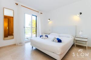Ένα ή περισσότερα κρεβάτια σε δωμάτιο στο Cala Mendia Beach House 2 by Slow Villas