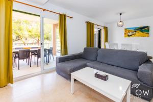 Χώρος καθιστικού στο Cala Mendia Beach House 2 by Slow Villas