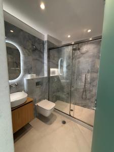 une salle de bain avec une douche, des toilettes et un lavabo dans l'établissement Abadéli, à Naxos Chora