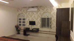TV a/nebo společenská místnost v ubytování Hotel Ganesh