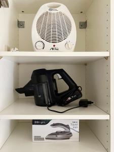 un vrm seduto su uno scaffale vicino a un ventilatore di Du vil elske å bo her! Et lite, men koselig sted med perfekt beliggenhet! a Trondheim