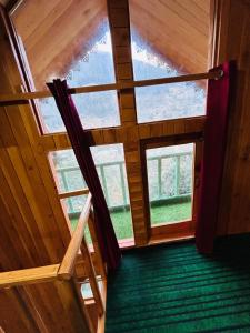 Foto sihtkohas Jibhi asuva majutusasutuse Tree House galeriist