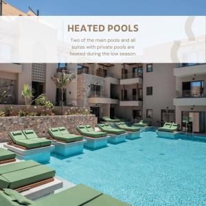 Bazén v ubytování Paralos Venus Suites Adults Only nebo v jeho okolí