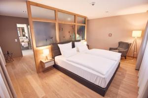Ein Bett oder Betten in einem Zimmer der Unterkunft Seehotel Maria Laach