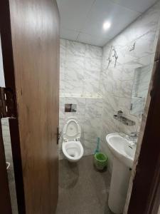 Ένα μπάνιο στο Cozy 1 BHK By Regal Homes