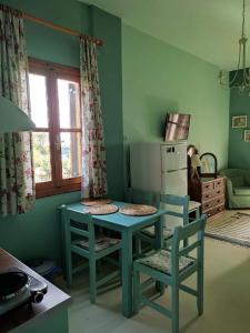 Kuchyň nebo kuchyňský kout v ubytování iliolithos rooms