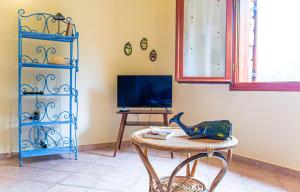 a living room with a table and a television at Villetta con giardino, IUN Q3445 in Cala Gonone