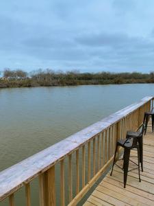 Výhled na řeku, která protéká v blízkosti luxury tent