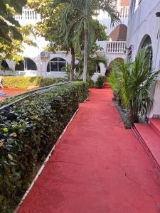 a red carpet path in front of a building at Depa Gran Caleta in Acapulco
