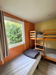 Postel nebo postele na pokoji v ubytování Camping 2 étoiles - ccbabhg